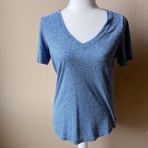 Athleta blue breezy scoop v-neck tee, size XS